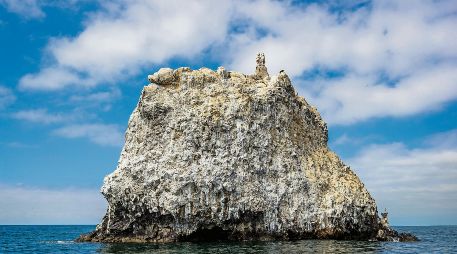 La piedra ancestral que emerge en las aguas de la bahía de San Blas, es considerado el punto donde nació la vida según la cosmogonía wixárika. CORTESÍA