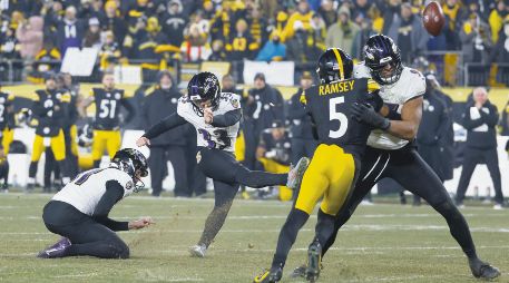La patada de 44 yardas de Tyler Loop se desvió a la derecha, dándole el triunfo a los Steelers. AFP