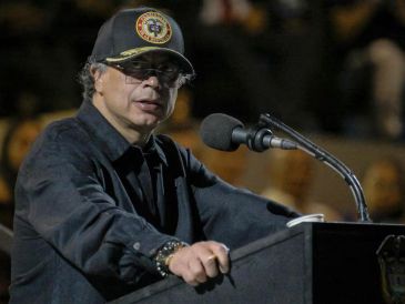 En el video difundido en redes sociales, se ve a Petro en un acto público en Colombia, donde su discurso fue contextualizado erróneamente en redes. AFP / ARCHIVO