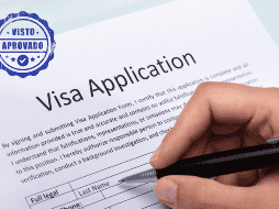 Es recomendable llevar documentos de respaldo a la entrevista, en caso de que el agente los solicite.  CANVA