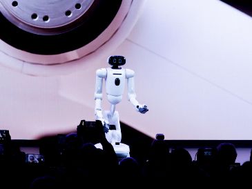 Este robot es la mayor apuesta de la compañía surcoreana de electrodomésticos LG. EFE / L. CHACON