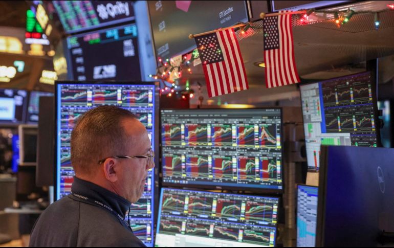 Al toque de campana, el Dow Jones subió un 1.23 % o 594 puntos, hasta 48.977; el S&P 500 avanzó un 0.64 %, hasta 6.845 unidades, y el tecnológico Nasdaq progresó un 0.69 %, hasta 23.395 enteros. EFE / S. Yenesel