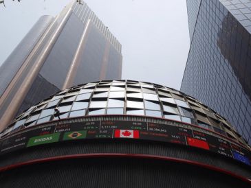 En la jornada, el peso mexicano se apreció un 0.05 % frente al dólar, al cotizar en 17.9 unidades por billete verde, frente a los 19.91 en la jornada anterior, según datos del Banco de México. EFE / ARCHIVO