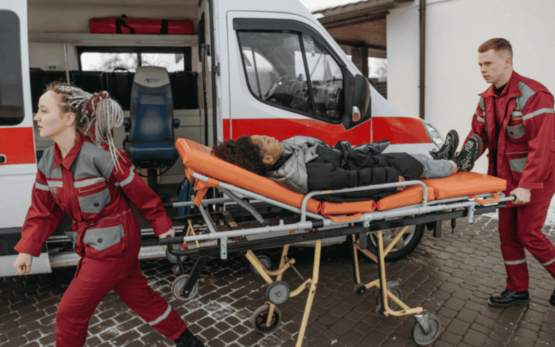 En hospitales y centros de salud la atención humana es insustituible. CANVA