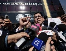 El abogado de la firma Vega Mac Gregor Arellano, Adrián Arellano, habla con periodistas frente a la Fiscalía General de la República este lunes, en Ciudad de México. EFE/J. Méndez