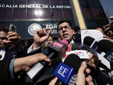 El abogado de la firma Vega Mac Gregor Arellano, Adrián Arellano, habla con periodistas frente a la Fiscalía General de la República este lunes, en Ciudad de México. EFE/J. Méndez