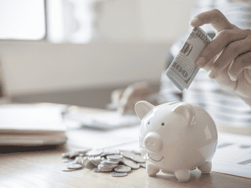 Paga tus deudas para evitar que estas se incrementen y no obstruyan tu meta de ahorro. CANVA