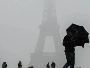 París despertó este martes con un manto de nieve sobre sus famosos tejados y sitios emblemáticos. EFE / ARCHIVO