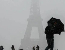 París despertó este martes con un manto de nieve sobre sus famosos tejados y sitios emblemáticos. EFE / ARCHIVO