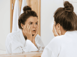 Estos problemas de descanso, a su vez, pueden intensificar otros síntomas como el cansancio y los cambios emocionales. CANVA