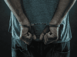 Al no poder comprobar la legal posesión de los objetos religiosos, los tres hombres, de 48, 38 y 20 años de edad, fueron detenidos. ESPECIAL