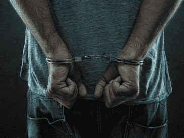 Al no poder comprobar la legal posesión de los objetos religiosos, los tres hombres, de 48, 38 y 20 años de edad, fueron detenidos. ESPECIAL