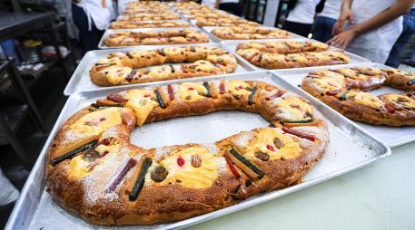 En Santa Teresita, una panadería con más de 40 años sigue atrayendo clientes que valoran la preparación artesanal de la Rosca de Reyes. EL INFORMADOR/J. Acosta