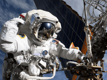 Los astronautas de la NASA Mike Fincke y Zena Cardman saldrán de la esclusa Quest de la estación. NASA