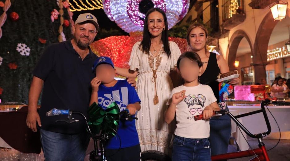 Laura Imelda Pérez Segura, recorrió la explanada, interactuando con las familias y expresando buenos deseos, destacó la relevancia de mantener vivas las tradiciones para fortalecer el tejido social del municipio. CORTESÍA