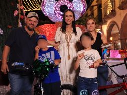 Laura Imelda Pérez Segura, recorrió la explanada, interactuando con las familias y expresando buenos deseos, destacó la relevancia de mantener vivas las tradiciones para fortalecer el tejido social del municipio. CORTESÍA