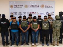 Durante la intervención, los presuntos delincuentes portaban chalecos tácticos con insignias de “La Barredora” y del CNG. ESPECIAL