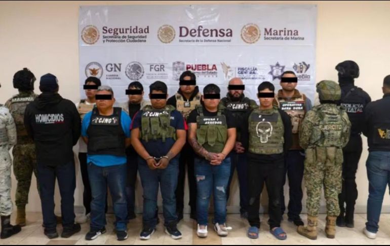 Durante la intervención, los presuntos delincuentes portaban chalecos tácticos con insignias de “La Barredora” y del CNG. ESPECIAL