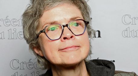 La poeta quebequense, combina versos y artilugios visuales para explorar la oscuridad y claridad del lenguaje humano. ESPECIAL