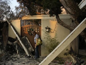 Las llamas estallaron la mañana del 7 de enero en Pacific Palisades, un vecindario exclusivo al este de Malibú. EFE / ARCHIVO