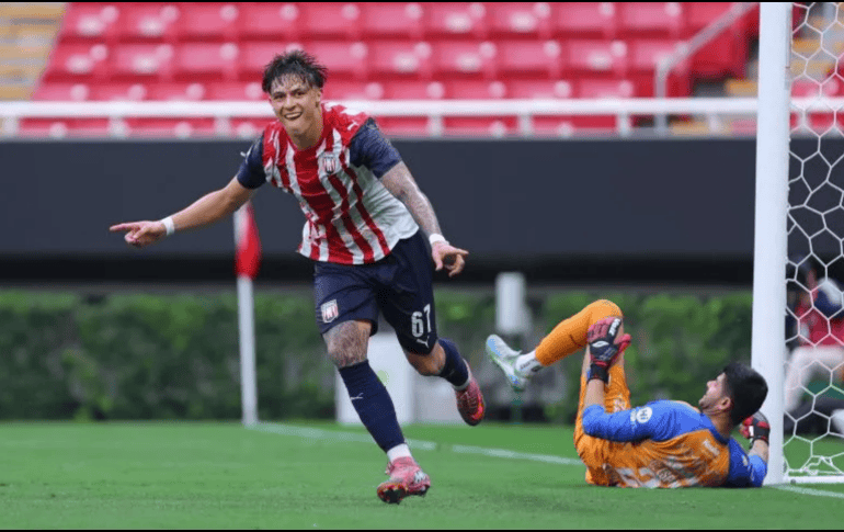 Su estreno en el futbol profesional se dio en el Torneo Clausura 2024, cuando fue alineado como titular en el duelo frente a los Bravos de Juárez.  IMAGO7