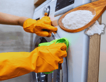 Para eliminar la suciedad de la goma de la lavadora de manera eficaz, se recomienda utilizar una solución casera a base de vinagre blanco y bicarbonato de sodio. ESPECIAL / CANVA