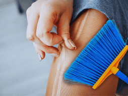 Gracias a su electricidad estática, las medias pueden atraer polvo, pelusas e incluso pelos de mascotas con facilidad. ESPECIAL / CANVA