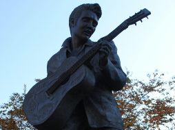 Elvis Presley es recordado por éxitos musicales como Burning Love y Can't Help Falling in Love. Unsplash