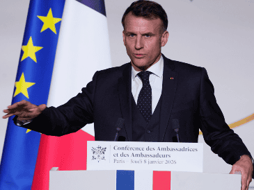 "Es la ley del más fuerte", lamentó Macron, que citó también la guerra de Rusia en Ucrania, que pronto cumplirá cuatro años, y las tentaciones de China de invadir Taiwán. EFE/EPA/M. Euler