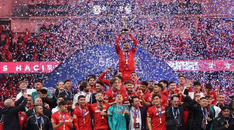 Alexis Vega, Capitán del Toluca, levantando el Campeonato/ Imago7 / Arturo Hernández