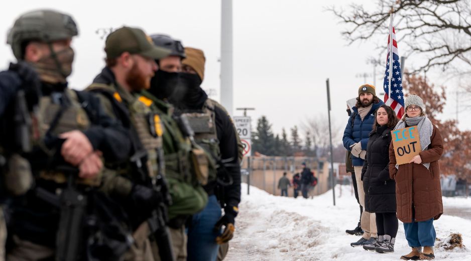 La indignación por la muerte de una manifestante llevó a cientos de personas a protestar frente a oficinas federales. EFE/ A. Colmenares