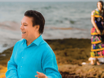 La cantante que aparece en edición especial de disco de Juan Gabriel. ESPECIAL / SPOTIFY