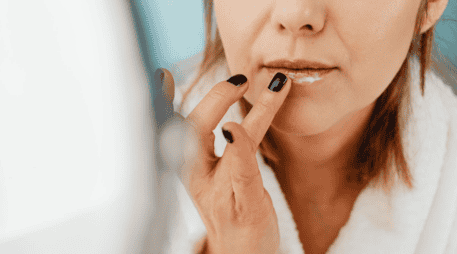 La receta de Profeco ayuda a prevenir grietas y dolor en los labios causados por las bajas temperaturas. CANVA