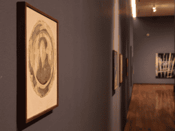 Uno de los ejes de la muestra es el trabajo pictórico en condiciones de baja iluminación. CORTESÍA