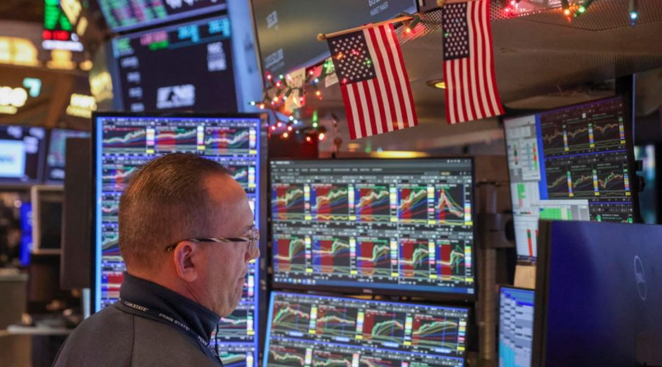Al cierre de la sesión en el parqué neoyorquino, y coincidiendo con una comparecencia de prensa de Trump, el Dow Jones perdió unos 870 puntos, hasta 48.488. EFE / ARCHIVO