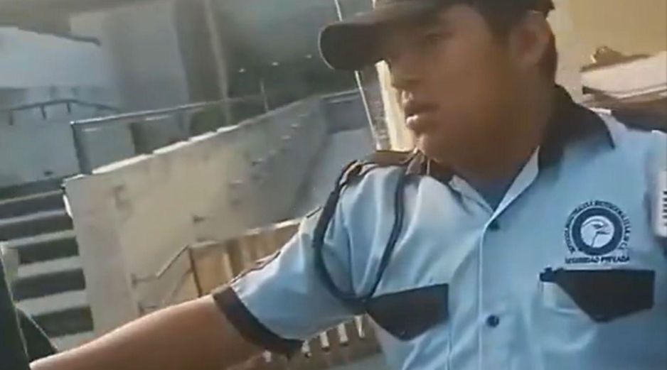 El elemento de seguridad impidió el paso, lo que causó reclamos y empujones de los derechohabientes; mientras uno de ellos lo grababa con un celular y se quejaba por la actitud, el trabajador del Seguro Social le dio un manotazo al celular. ESPECIAL