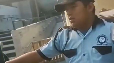 El elemento de seguridad impidió el paso, lo que causó reclamos y empujones de los derechohabientes; mientras uno de ellos lo grababa con un celular y se quejaba por la actitud, el trabajador del Seguro Social le dio un manotazo al celular. ESPECIAL