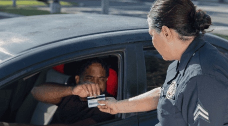 La licencia de conducir no solo es un trámite, también garantiza que los conductores cumplan con los requisitos de seguridad vial. CANVA