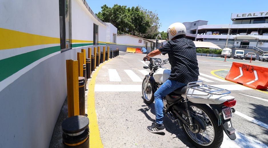 La dependencia recordó que existen costos adicionales en trámites como certificaciones de licencia y en casos relacionados con el transporte público, por lo que recomendó a los motociclistas informarse con anticipación. EL INFORMADOR/ ARCHIVO