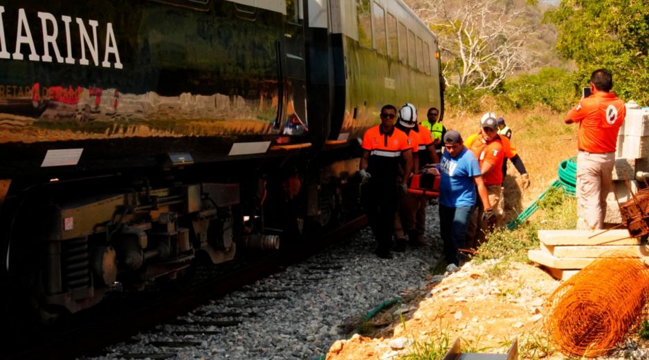 Integrantes de equipos de rescate trasladan a una persona herida luego del descarrilamiento del Tren Interoceánico en el municipio de Asunción Ixtaltepec, en Oaxaca. EFE/ L. Villalobos