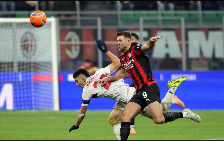ohan Vásquez jugó los 90 minutos en el empate ante los rossoneri. EFE/M. Bazzi