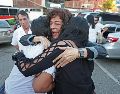 Familiares de presos expresaron su alegría al recibir la noticia de las liberaciones. EFE