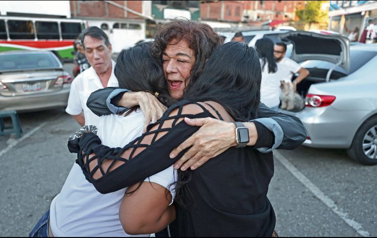 Familiares de presos expresaron su alegría al recibir la noticia de las liberaciones. EFE