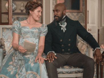 Más allá de ser una figura secundaria, Violet Bridgerton funciona como un eje narrativo que conecta las distintas historias románticas.  ESPECIAL/NETFLIX