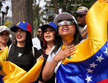 Venezolanas celebran la captura de Nicolas Maduro, y su salida del país, en Lima, Perú, el 3 de enero de 2026. AP / ARCHIVO
