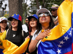 Venezolanas celebran la captura de Nicolas Maduro, y su salida del país, en Lima, Perú, el 3 de enero de 2026. AP / ARCHIVO