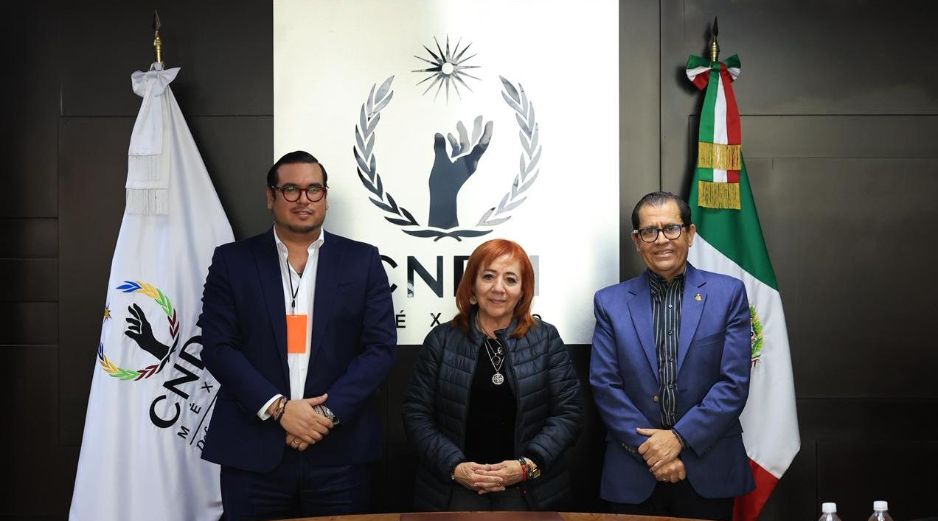 Autoridades de la CNDH y de Leche para el Bienestar durante la firma del convenio para promover el derecho a la alimentación en México.  CORTESÍA/ CNDH