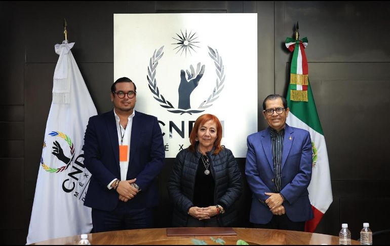 Autoridades de la CNDH y de Leche para el Bienestar durante la firma del convenio para promover el derecho a la alimentación en México.  CORTESÍA/ CNDH