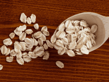 La avena comercial suele pasar por procesos de almacenamiento y transporte donde puede acumular polvo, residuos o impurezas. CANVA