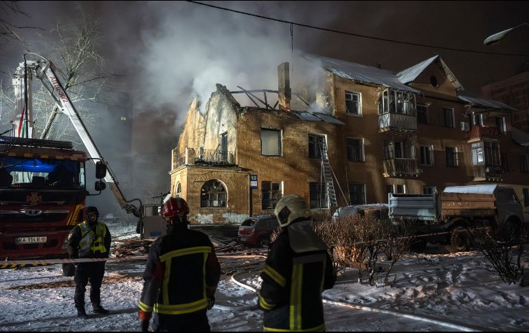 Bomberos ucranianos tratan de sofocar un fuego causado por un ataque aéreo ruso en una zona residencial de Kiev. EFE/M. Marusenko